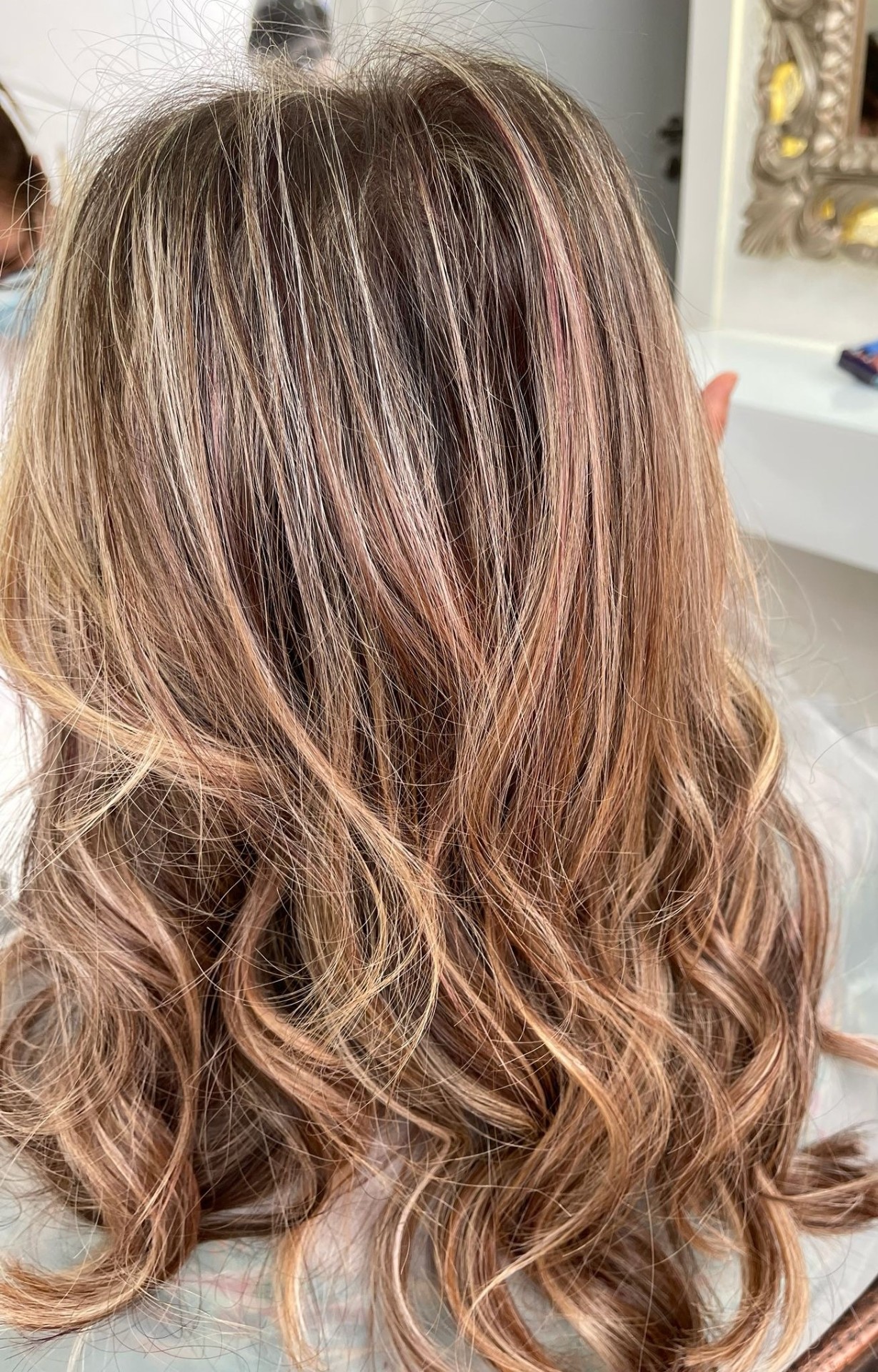 Madeixas com reflexos rosé e ondas
