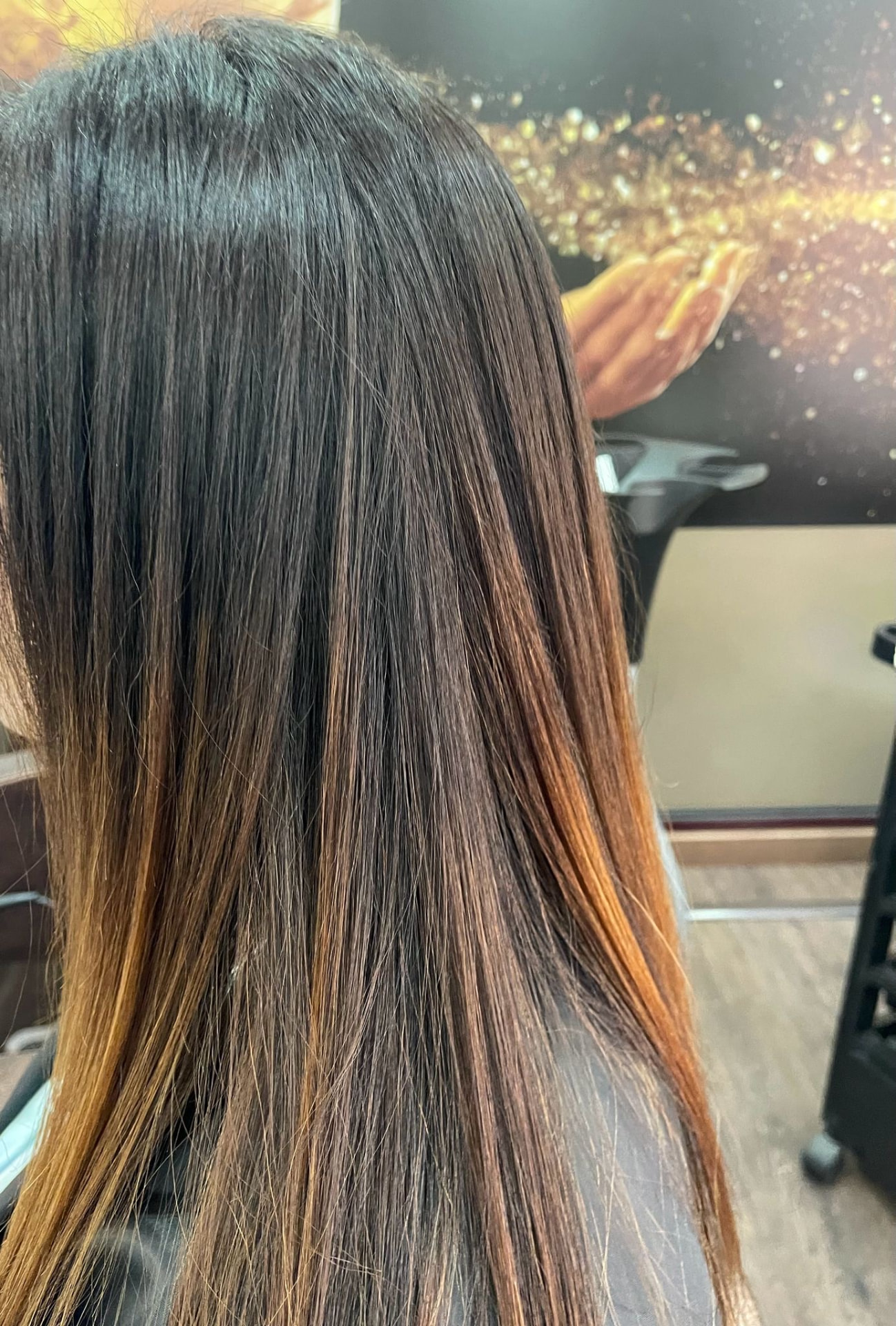 Mechas acobreadas em cabelo liso escuro