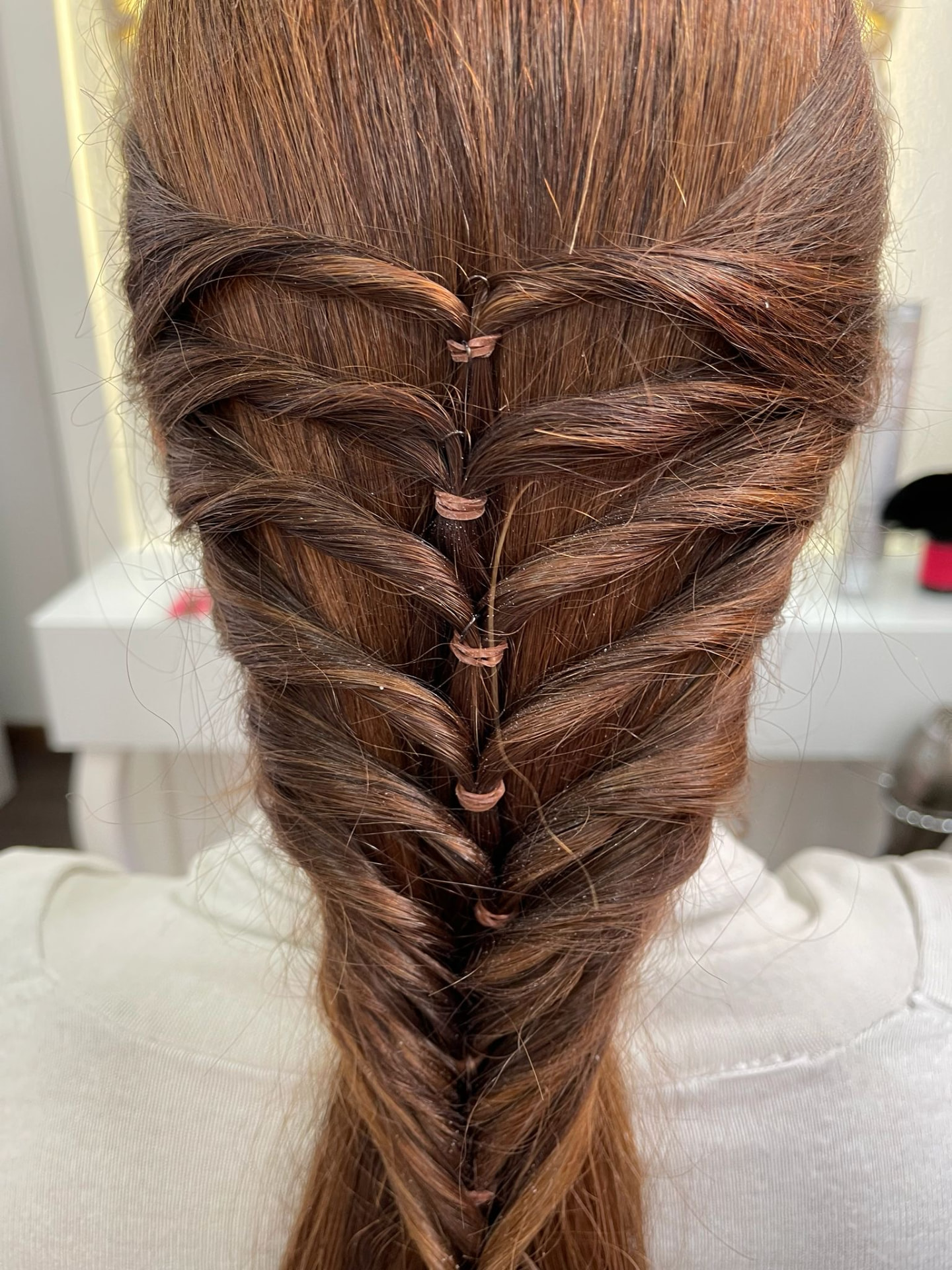 Trança espinha de peixe em cabelo castanho