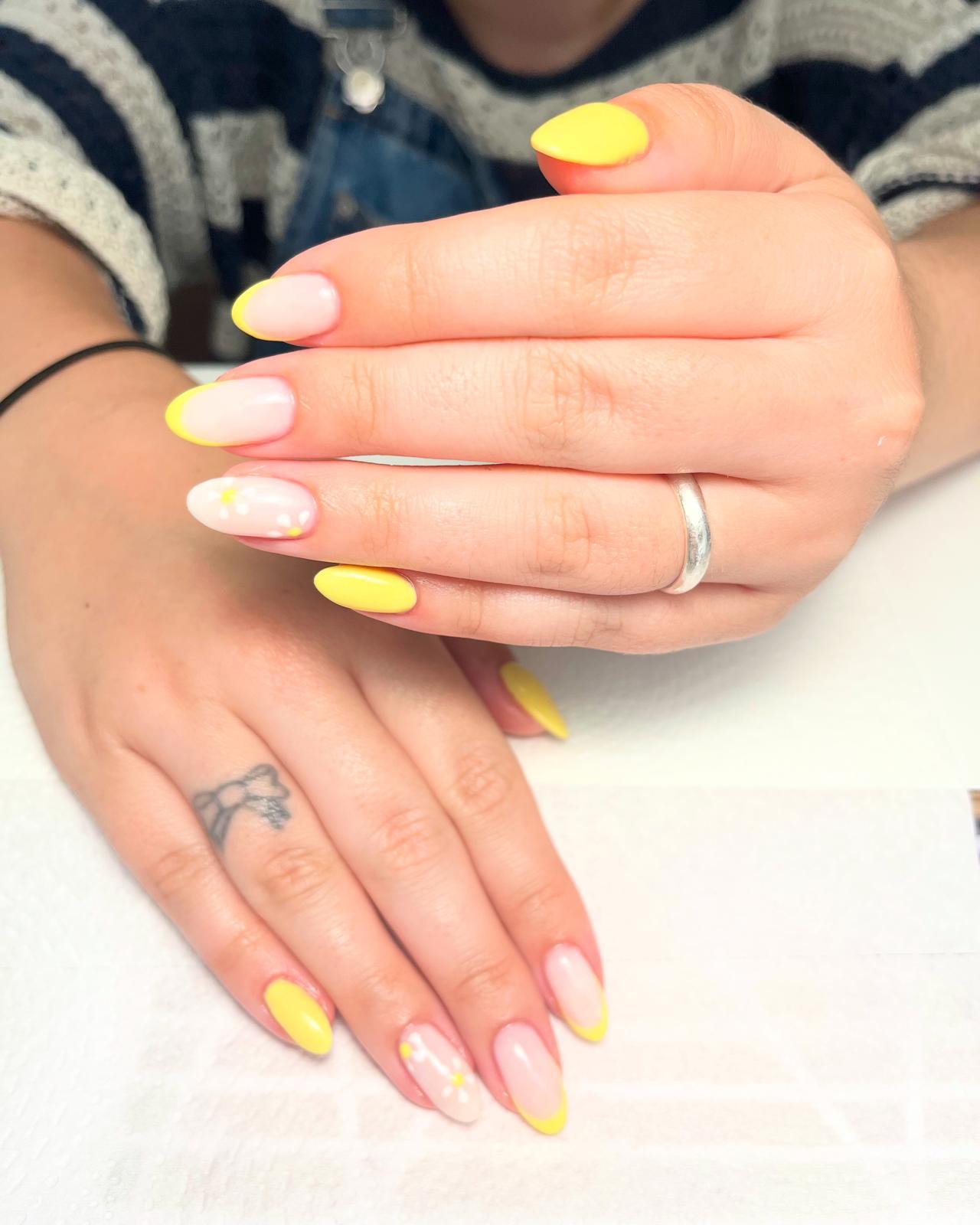 Manicure francesa amarela com flores