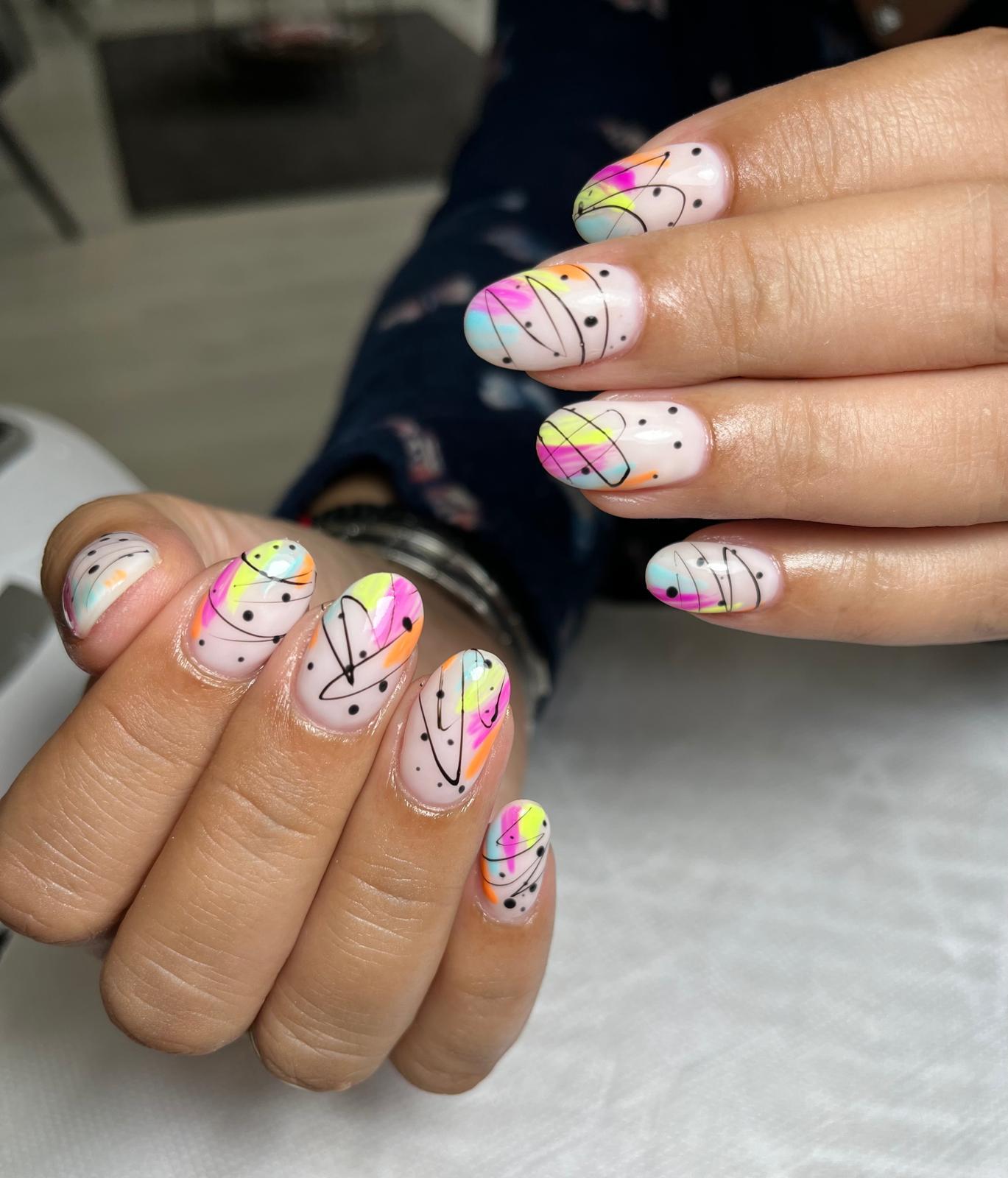 Manicure em tom rosa com brilhantes