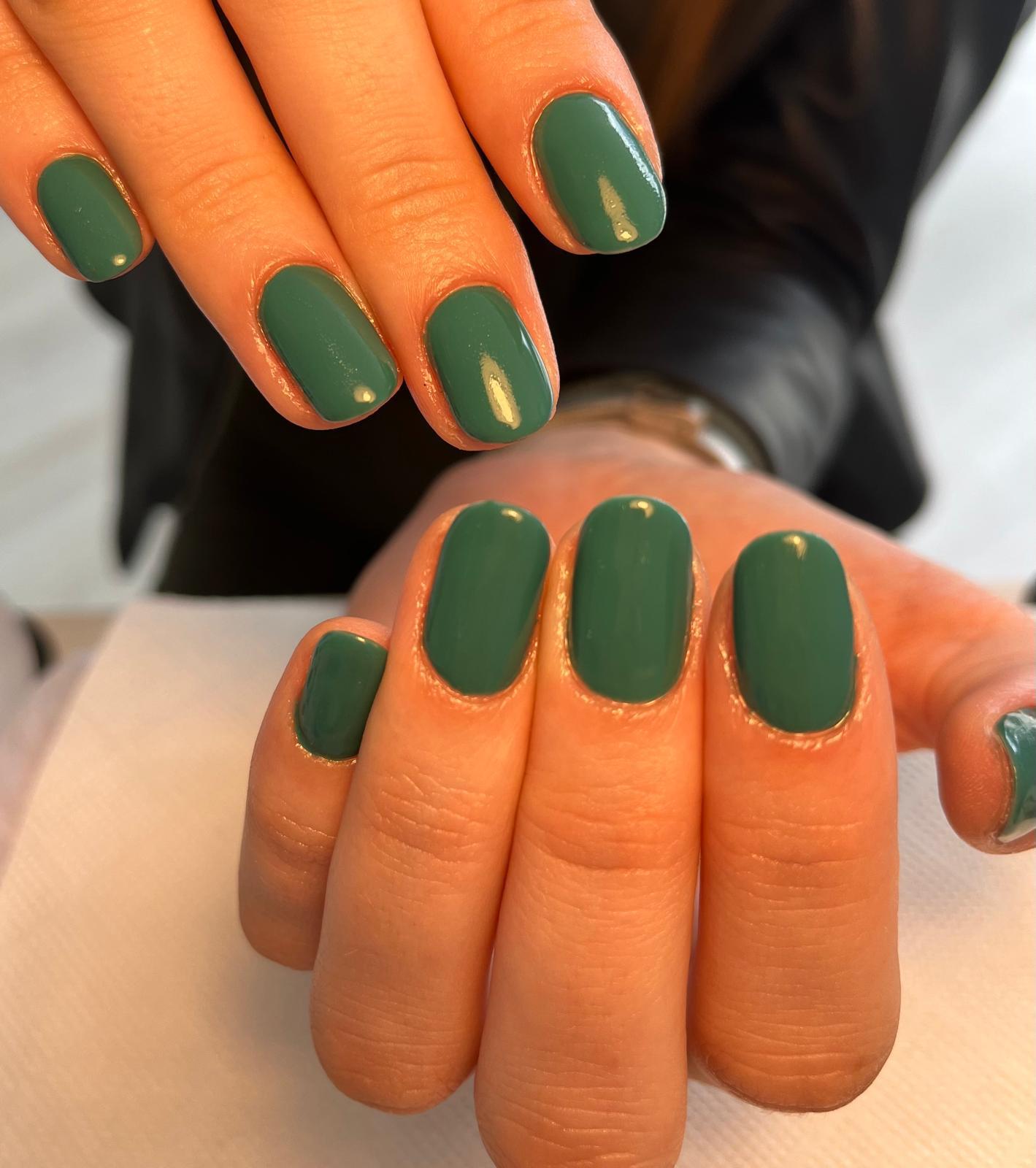 Manicure verde escuro brilhante