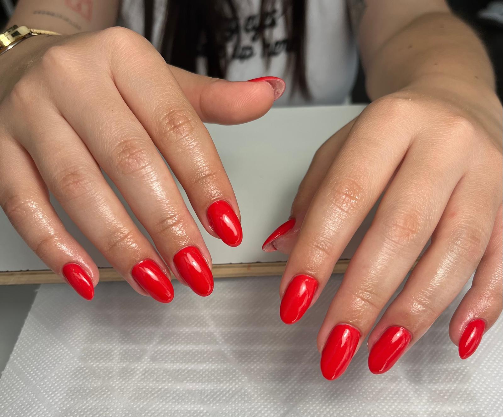 Manicure vermelho brilhante